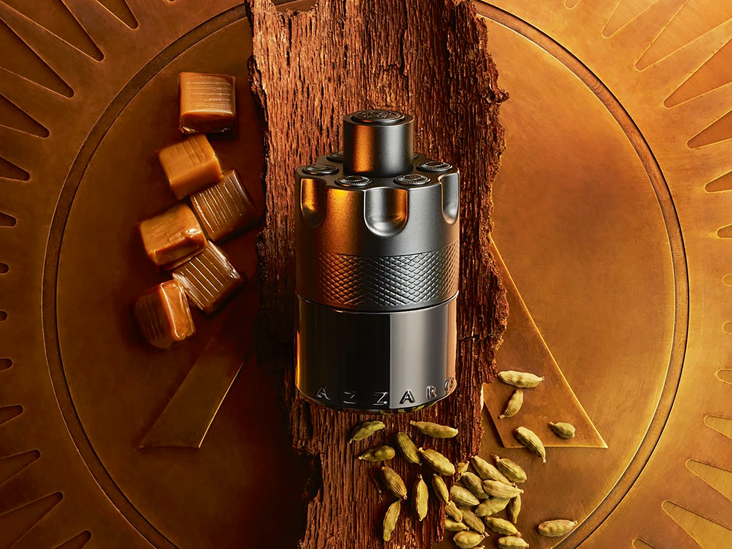 Az Azzaro Wanted By Night kölnivíz egyedi, revolver alakú üvegben, karamellás jegyekkel és fás alapon, kifinomult illatot kínál.