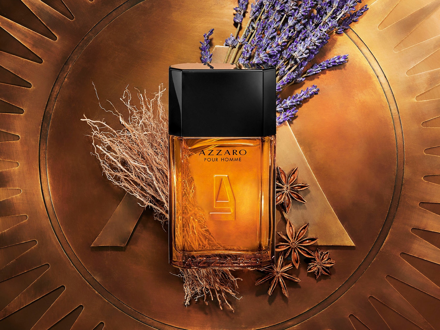 Az Azzaro Pour Homme borostyán színű üvegben, fekete kupakkal, levendula, ánizs és szalma díszítéssel, bronz háttér előtt.