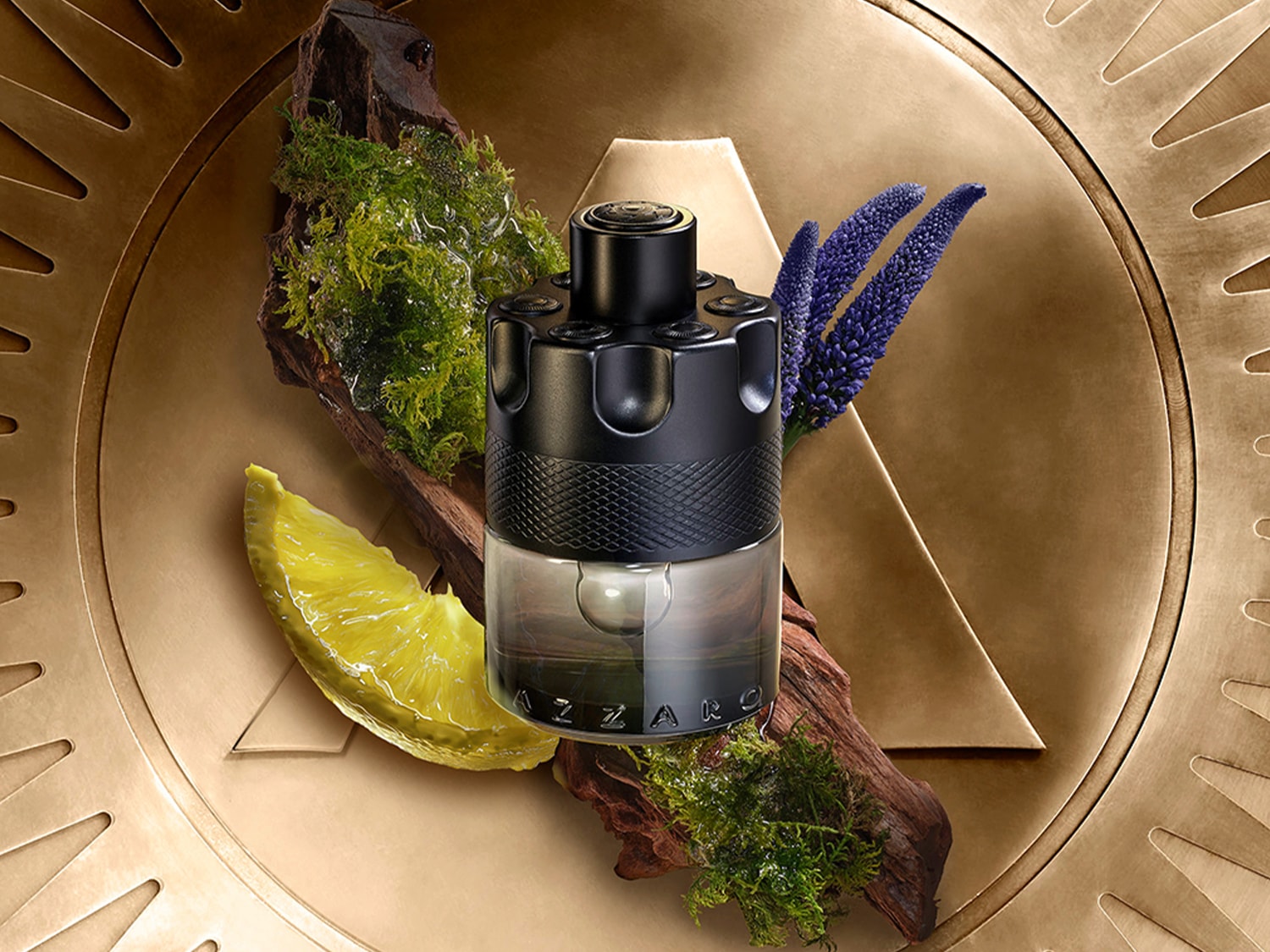 Az Azzaro Wanted parfümös üveg fekete kupakkal, átlátszó alappal, faágakkal, mohával, citromszelettel és lila virágokkal van körülvéve, mindezt egy arany háttér előtt.