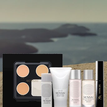 Zestaw kosmetyków Sensai do pielęgnacji twarzy, zawierający puder, olejek oczyszczający, kremowy peeling, emulsję i tusz do rzęs, zapewniający kompleksową pielęgnację i makijaż.