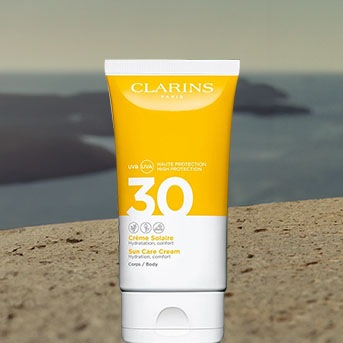 Żółto-biała tuba kremu do opalania Clarins Paris Sun Care Cream SPF 30 zapewnia wysoką ochronę i nawilżenie.