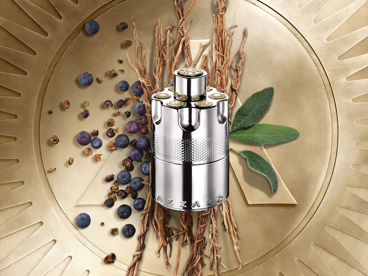 El frasco plateado de Azzaro, con forma de tambor de revólver, se destaca sobre un fondo dorado con bayas azules, ramitas y hojas verdes, evocando una fragancia natural y sofisticada.