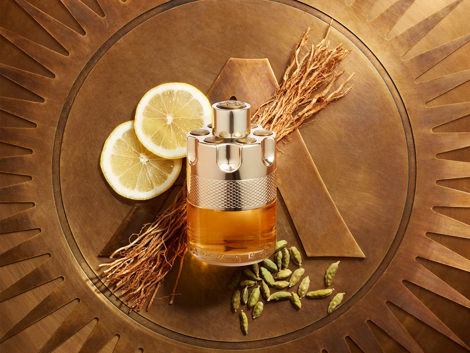 El frasco de perfume dorado de Azzaro se presenta con rodajas de limón, cardamomo y raíces sobre un fondo dorado, evocando una fragancia cítrica y terrosa.
