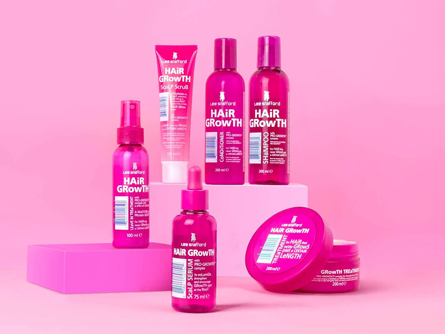 Découvrez la gamme capillaire Lee Stafford Hair Growth dans des emballages roses éclatants, comprenant un scrub, un sérum, un soin sans rinçage, un après-shampoing, un shampoing et un masque.
