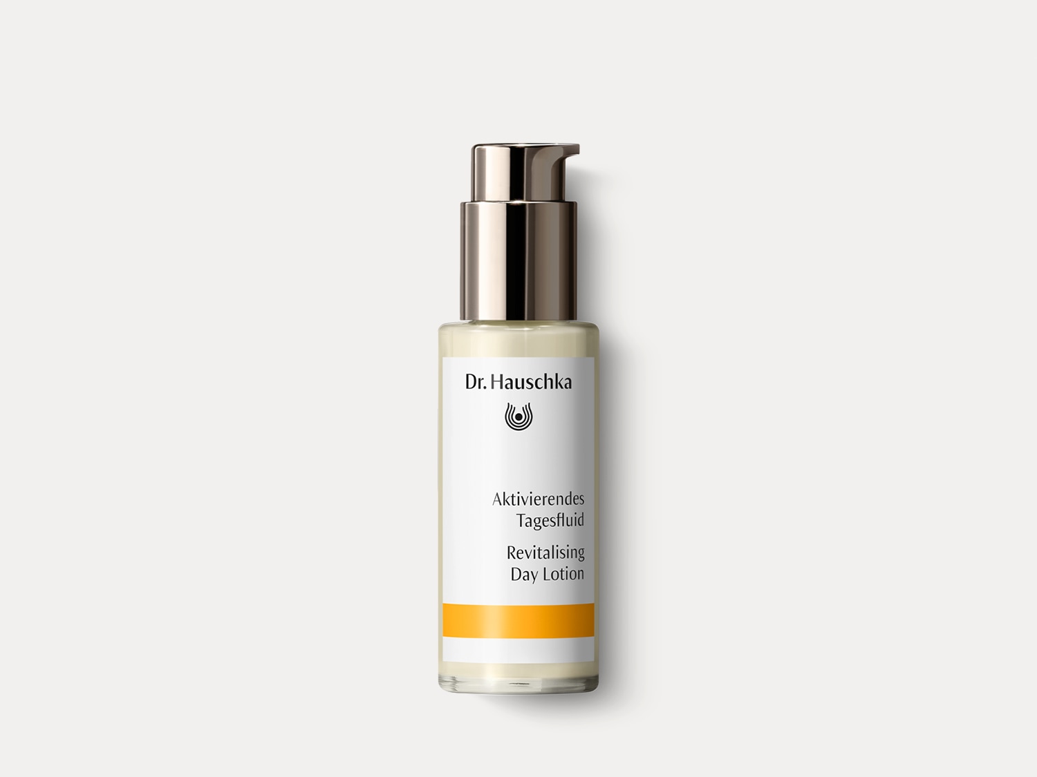 Dr. Hauschka Aktivierendes Tagesfluid: Eine revitalisierende Tageslotion in einer durchsichtigen Flasche mit silbernem Pumpspender und einem gelben Akzentstreifen.