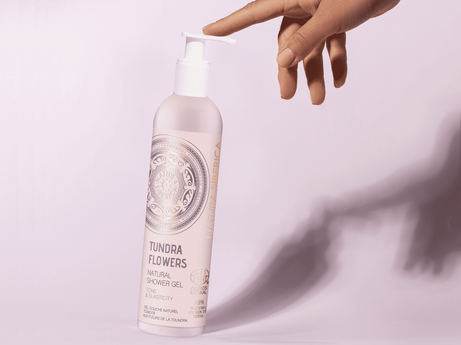 Voici le gel douche naturel Tundra Flowers de Natura Siberica, qui tonifie et améliore l'élasticité de la peau, avec 98% d'origine naturelle.