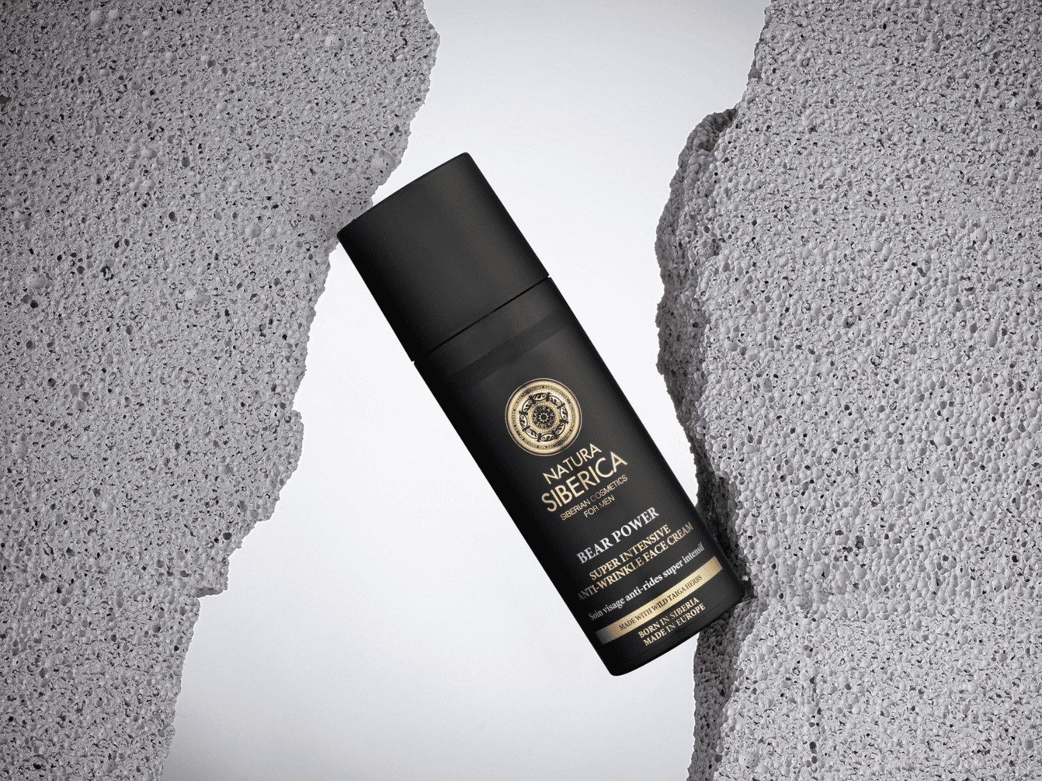 Découvrez la crème visage anti-rides super intensive Bear Power de Natura Siberica pour hommes, enrichie en herbes sauvages de la Taïga, dans un élégant flacon noir.