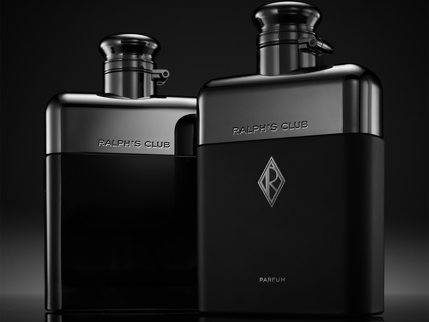 Dos frascos de perfume Ralph's Club en tonos negros y plateados, con el nombre de la marca grabado en la parte superior y un logo distintivo en el centro.