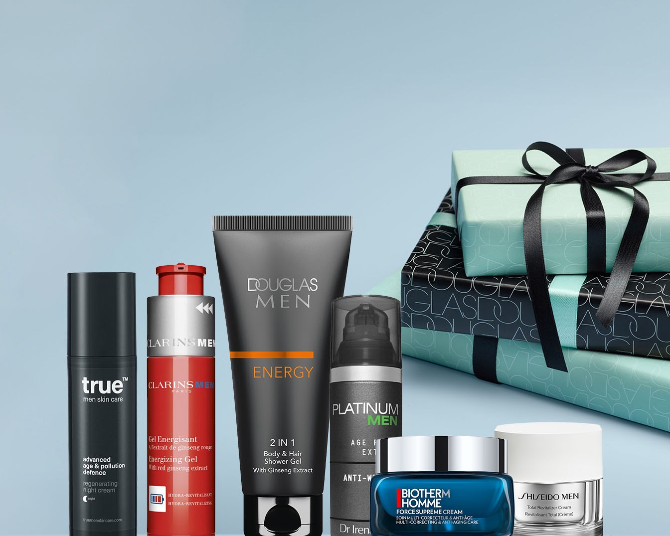 Kolekcja kosmetyków dla mężczyzn różnych marek, w tym True, Clarins, Douglas, Biotherm i Shiseido, obok stosu prezentów.