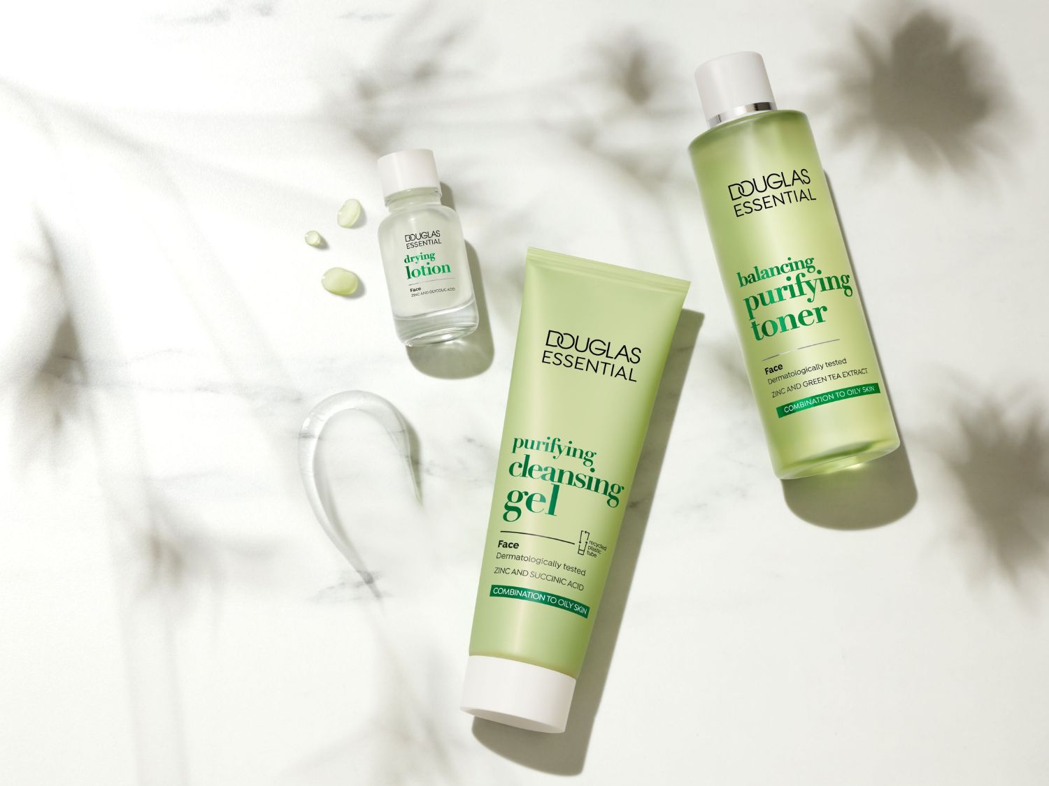 A Douglas Essential termékei: arctisztító gél, tonik és szárító lotion világoszöld csomagolásban, a kombinált és zsíros bőrre.