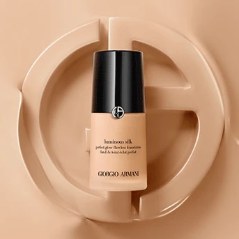 A Giorgio Armani Luminous Silk alapozója bézs színű háttér előtt, tökéletes, ragyogó arcbőrt ígér.