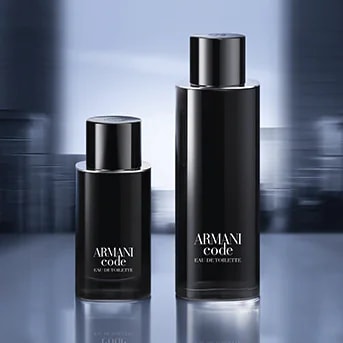 Két Armani Code Eau de Toilette üveg látható, egy kisebb és egy nagyobb, mindkettő elegáns fekete dizájnnal.