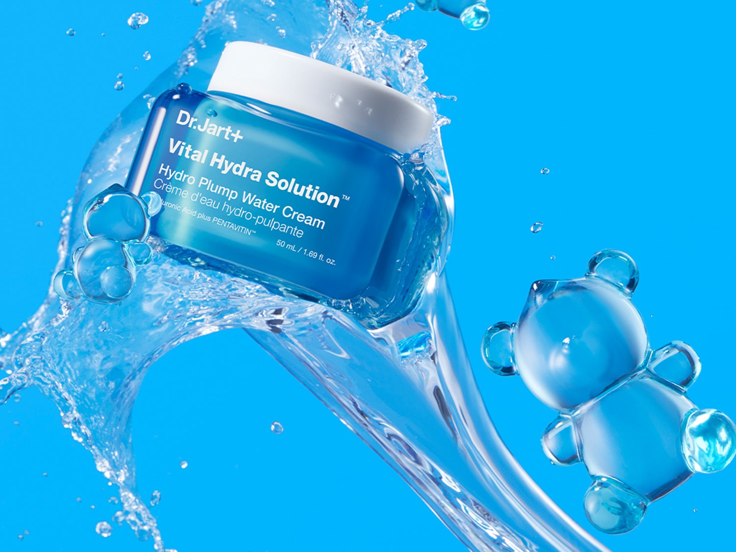 Dr.Jart+ Vital Hydra Solution Hydro Plump Water Cream in einer hellblauen Verpackung mit einem Bären aus Glas auf blauem Hintergrund.