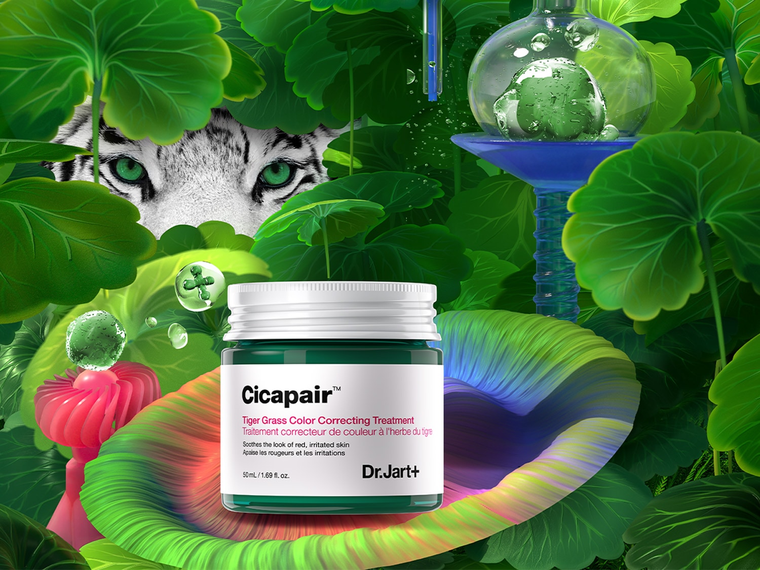 Eine grüne Dose Cicapair™ Tiger Grass Color Correcting Treatment von Dr.Jart+ steht inmitten üppiger grüner Blätter und einer weißen Tiger mit grünen Augen, die durch das Grün späht.