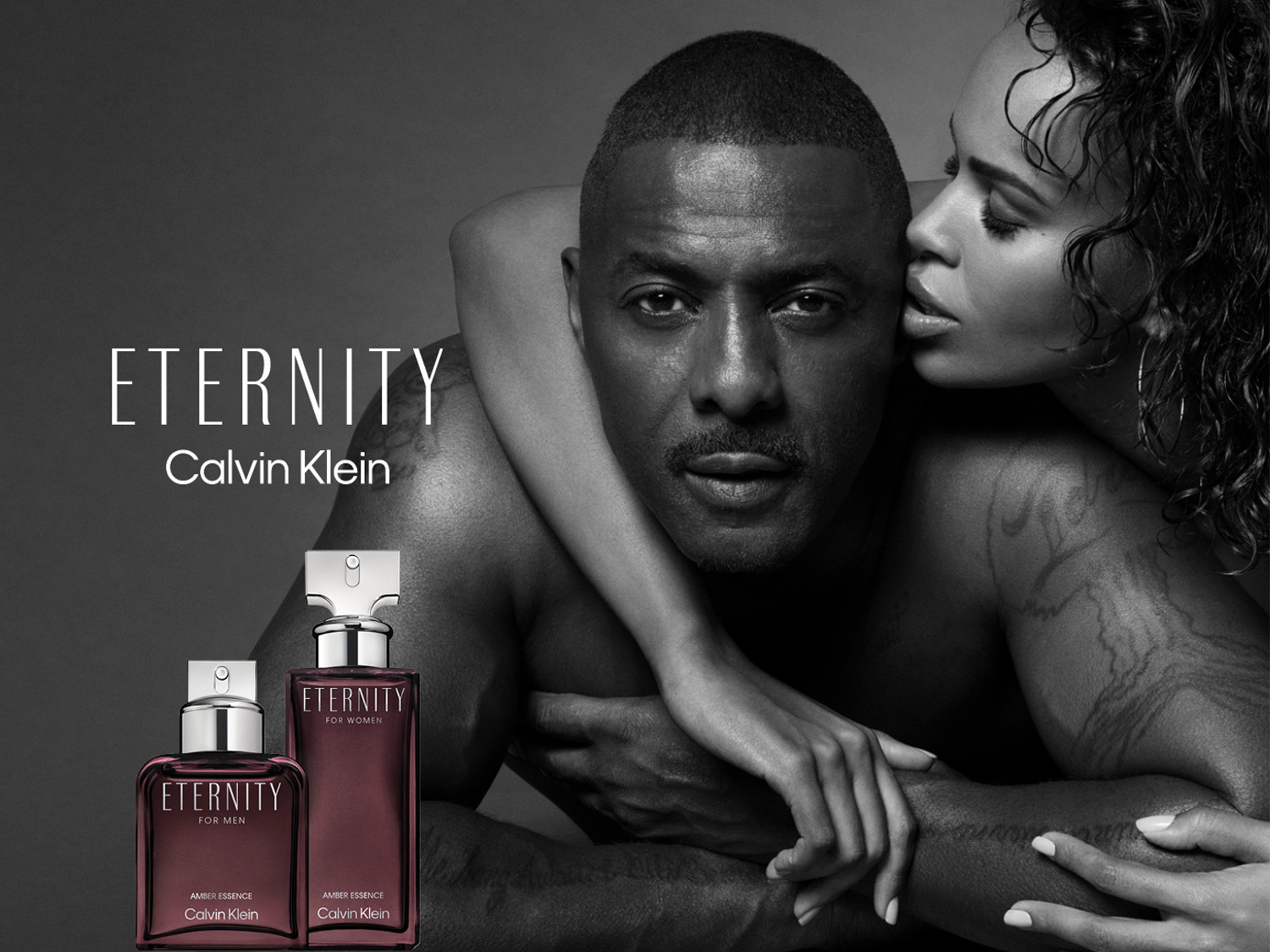 Čiernobiela reklama na vôňu Eternity od Calvina Kleina s hereckou dvojicou a flakónmi Amber Essence pre mužov a ženy.