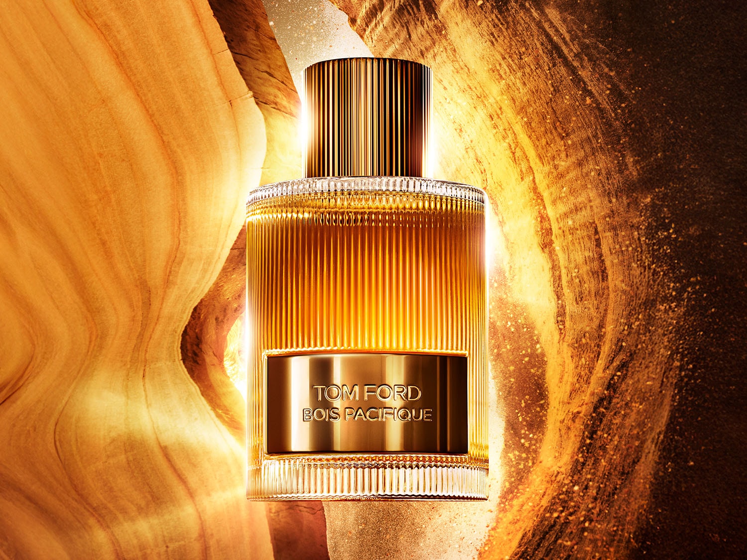 El frasco dorado de Tom Ford Bois Pacifique evoca lujo y sofisticación, con un diseño acanalado y detalles que capturan la luz, ideal para quienes buscan una fragancia distintiva.