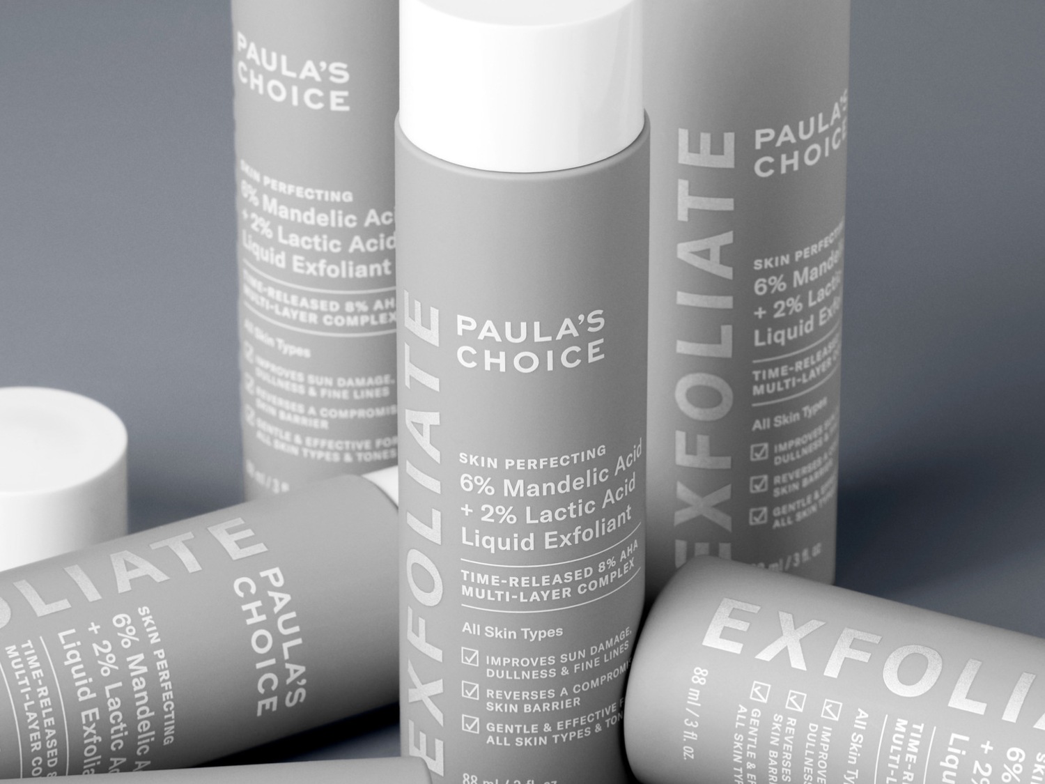 Paula's Choice Liquid Exfoliant mit 6% Mandelsäure und 2% Milchsäure in grauer Verpackung, die für alle Hauttypen geeignet ist und zur Verbesserung von Sonnenschäden beiträgt.