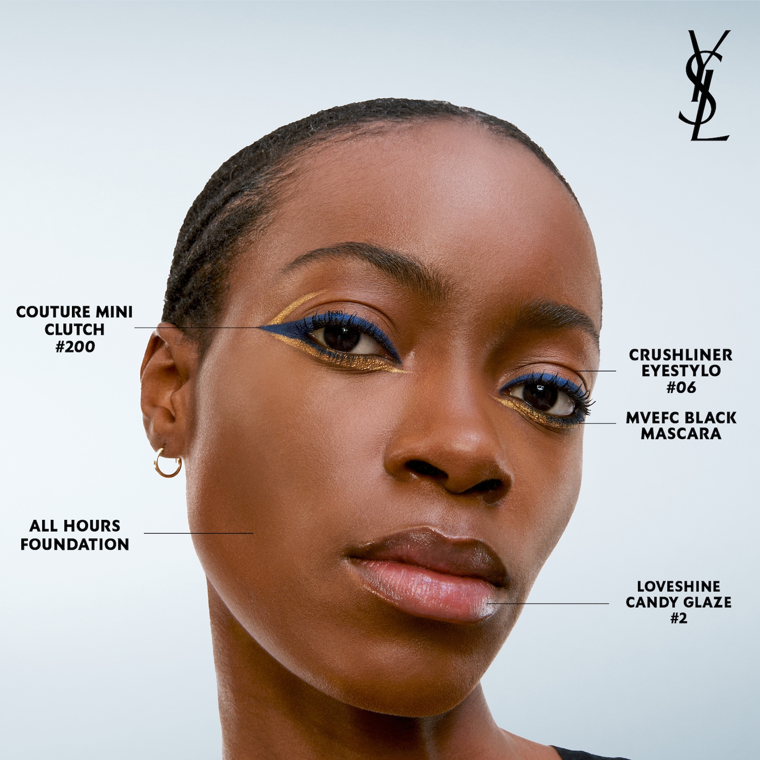 Een close-up van een vrouw met blauwe en gouden oogmake-up, een egale teint dankzij All Hours Foundation en glanzende lippen door de Loveshine Candy Glaze.