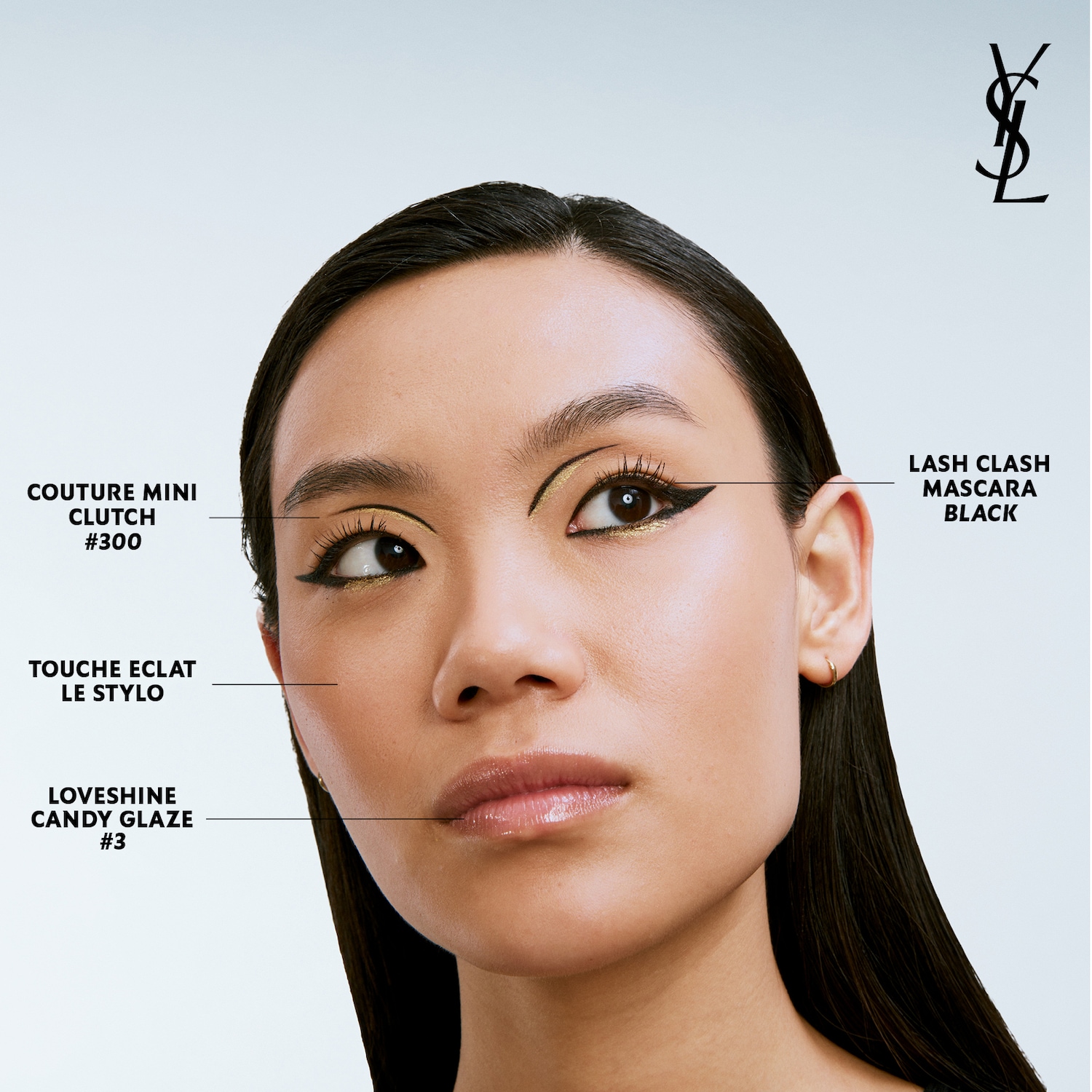 Een close-up van een vrouw met make-up, waaronder Couture Mini Clutch #300 op de oogleden, Lash Clash Mascara Black op de wimpers, Touche Eclat Le Stylo op de huid en Loveshine Candy Glaze #3 op de lippen, met het YSL-logo in de rechterbovenhoek.