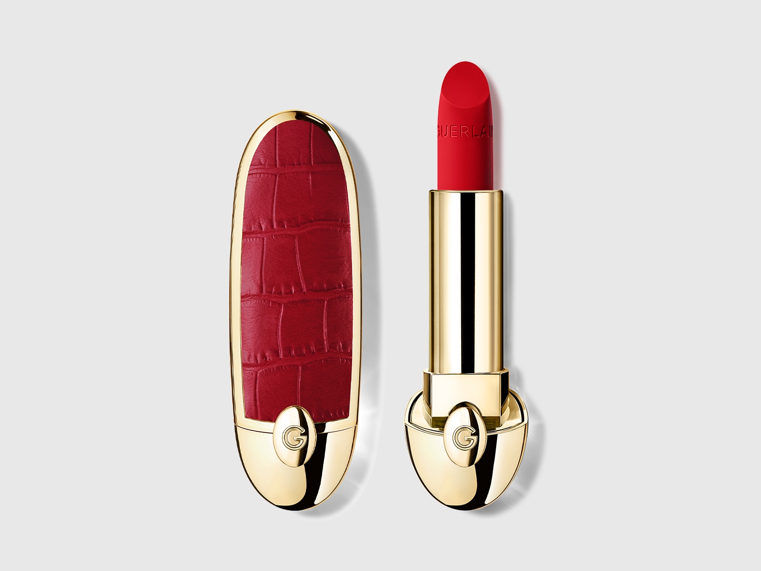 Voici un rouge à lèvres Guerlain rouge vif avec un étui doré et rouge texturé façon crocodile, offrant une couleur intense et un design luxueux.