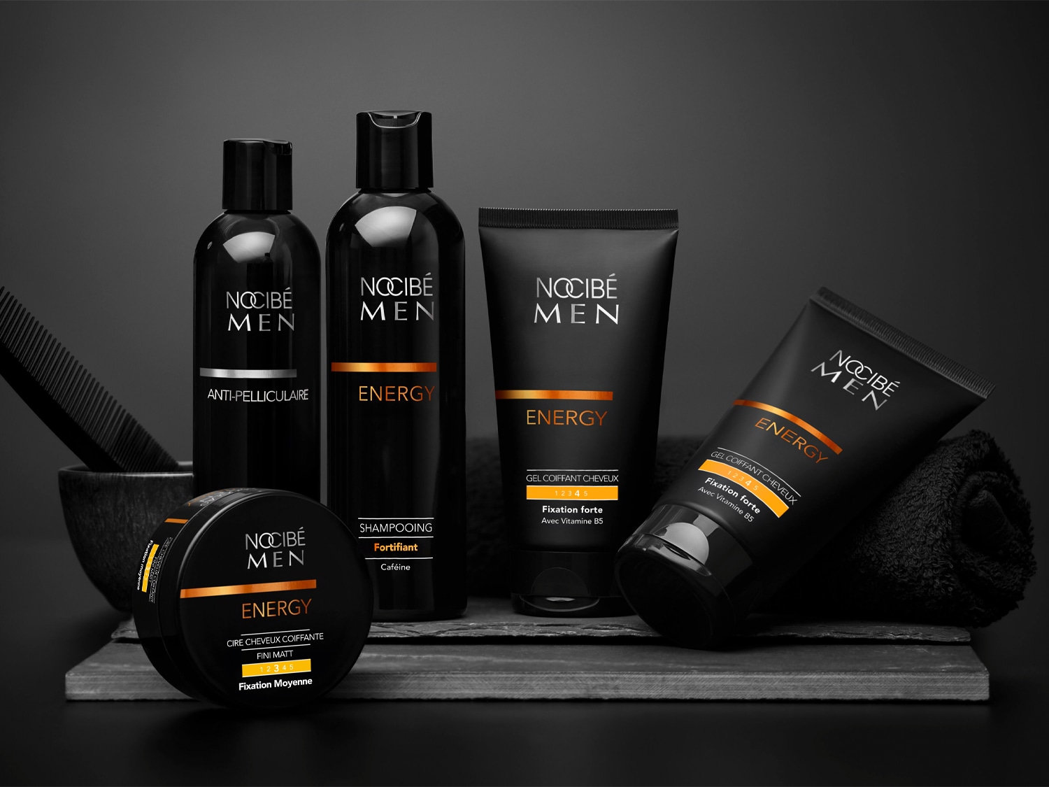 Découvrez la gamme Nocibé Men Energy, comprenant un shampooing fortifiant à la caféine, un soin anti-pelliculaire, une cire coiffante fini mat et un gel coiffant fixation forte avec vitamine B5.