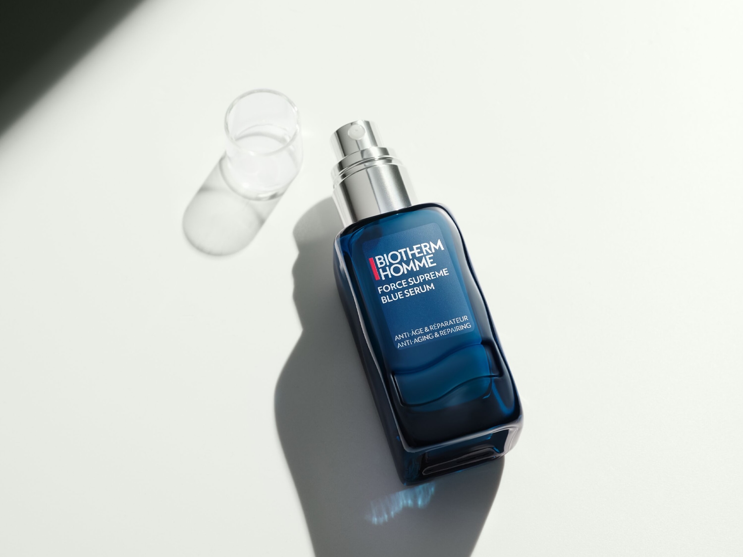 Découvrez le sérum bleu Force Supreme de Biotherm Homme, un soin anti-âge et réparateur pour une peau revitalisée.