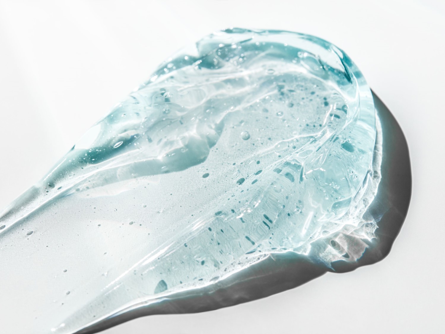 Close-up van een heldere, blauw getinte gel, die een verfrissende en hydraterende textuur laat zien.