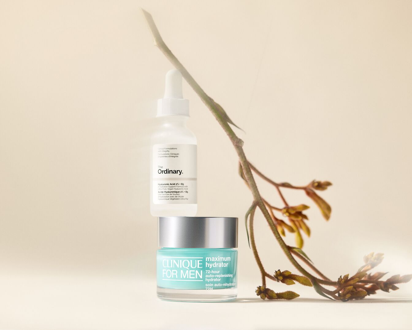 Ecco un siero The Ordinary in flacone bianco con contagocce e un idratante Clinique azzurro per uomo, perfetti per una cura della pelle completa.