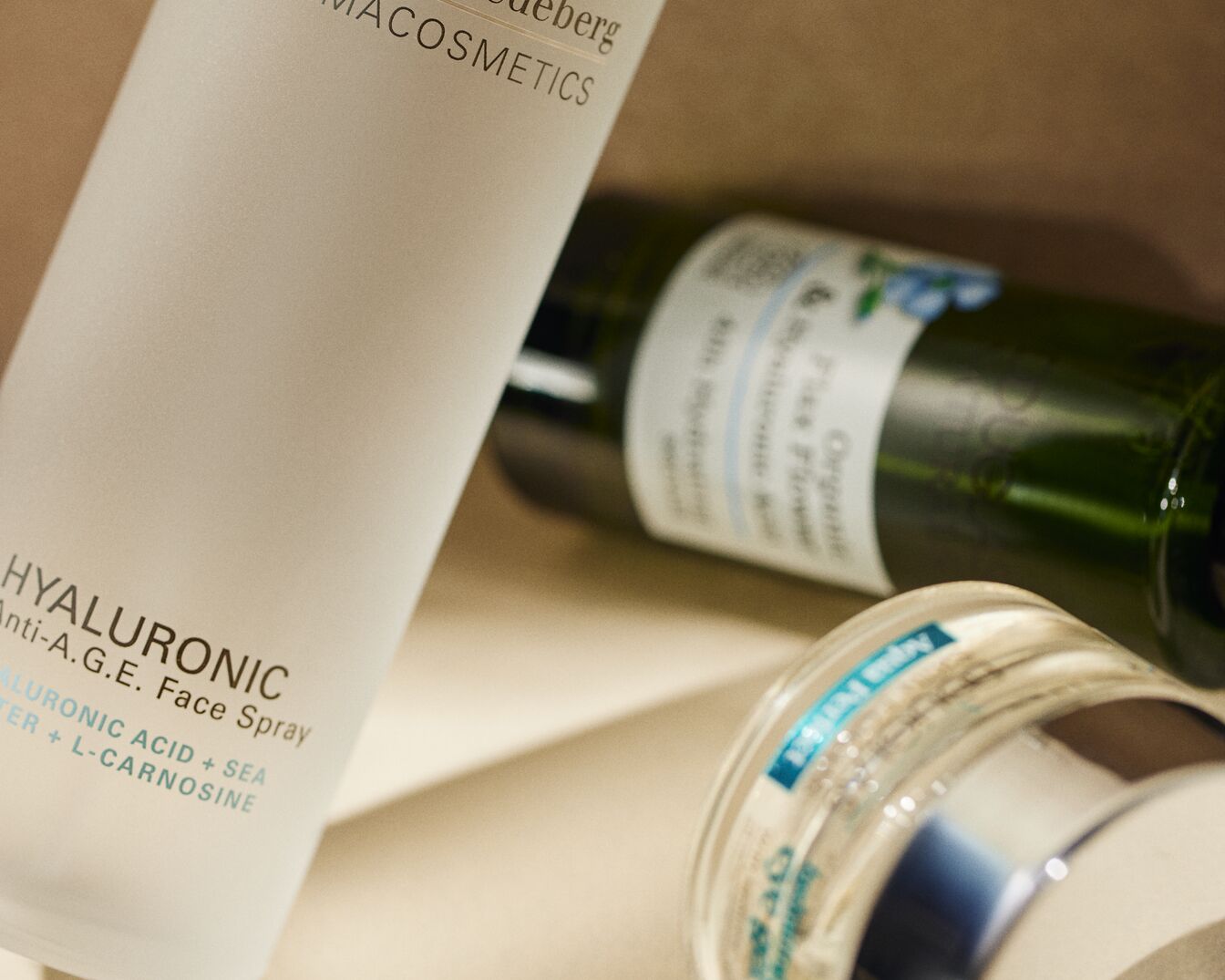 Krem, tonik i spray do twarzy Dr. Spiller Biocosmetics w odcieniach bieli, zieleni i srebra, zapewniające kompleksową pielęgnację skóry.