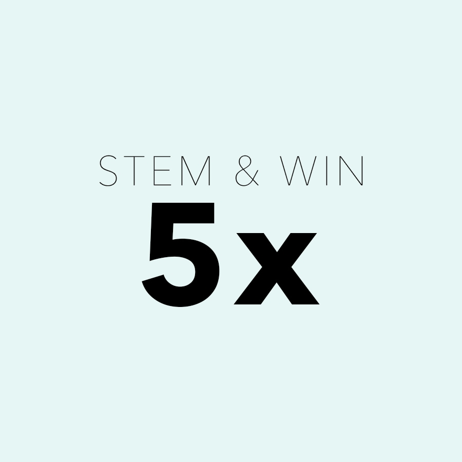 STEM & WIN 5x op een lichtblauwe achtergrond.