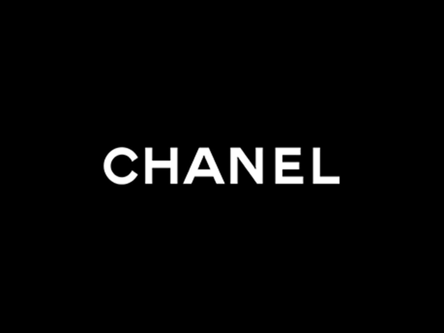 Schwarzer Hintergrund mit dem weißen Schriftzug CHANEL.