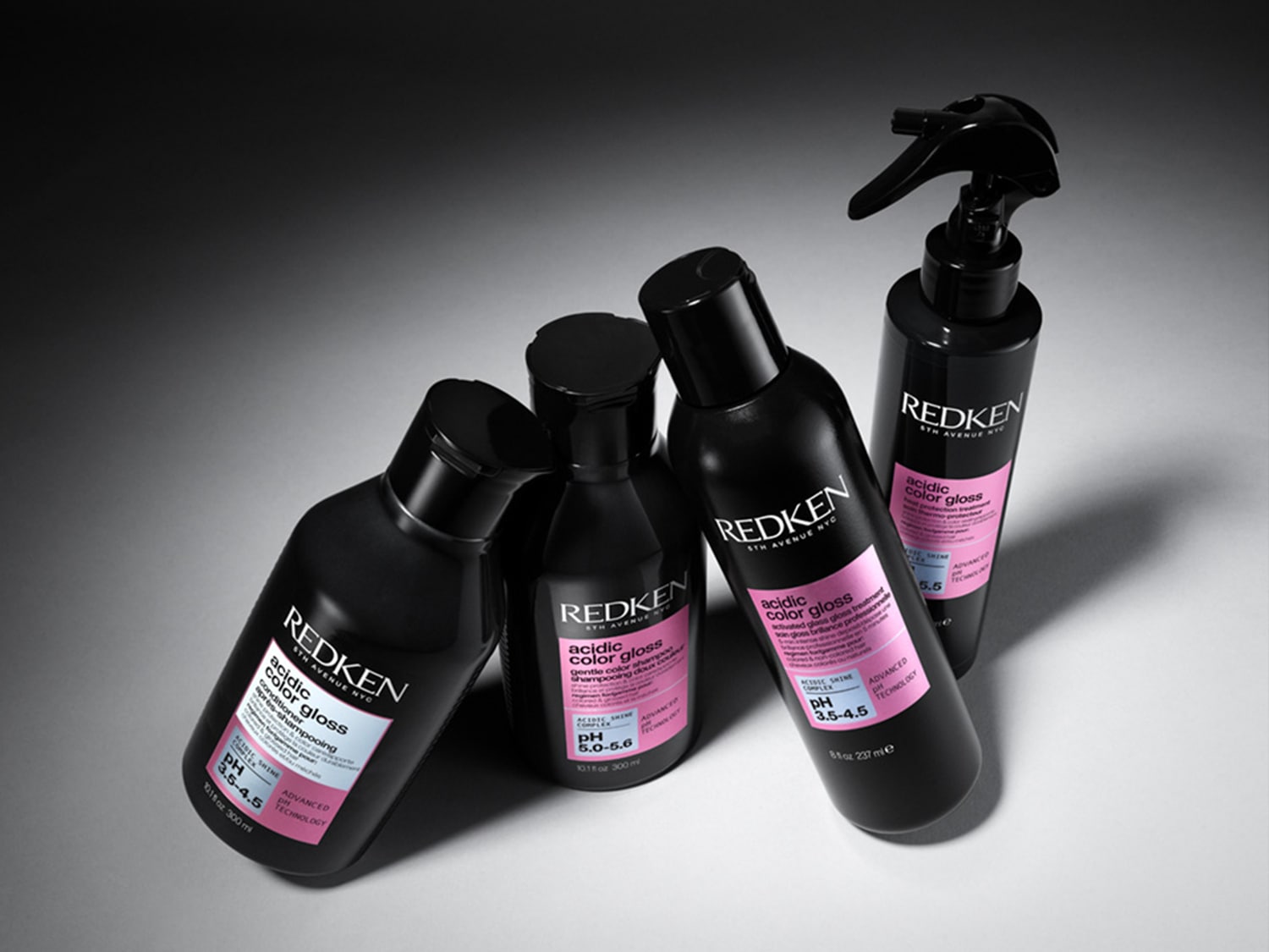 Découvrez la gamme Redken Acidic Color Gloss, comprenant des traitements, des shampooings et des revitalisants pour une brillance éclatante et une couleur durable.