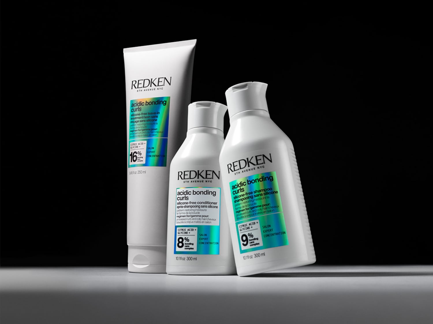 Découvrez la gamme Redken Acidic Bonding Curls, comprenant un soin sans rinçage, un revitalisant et un shampooing, tous formulés sans silicone pour des boucles revitalisées et soignées.