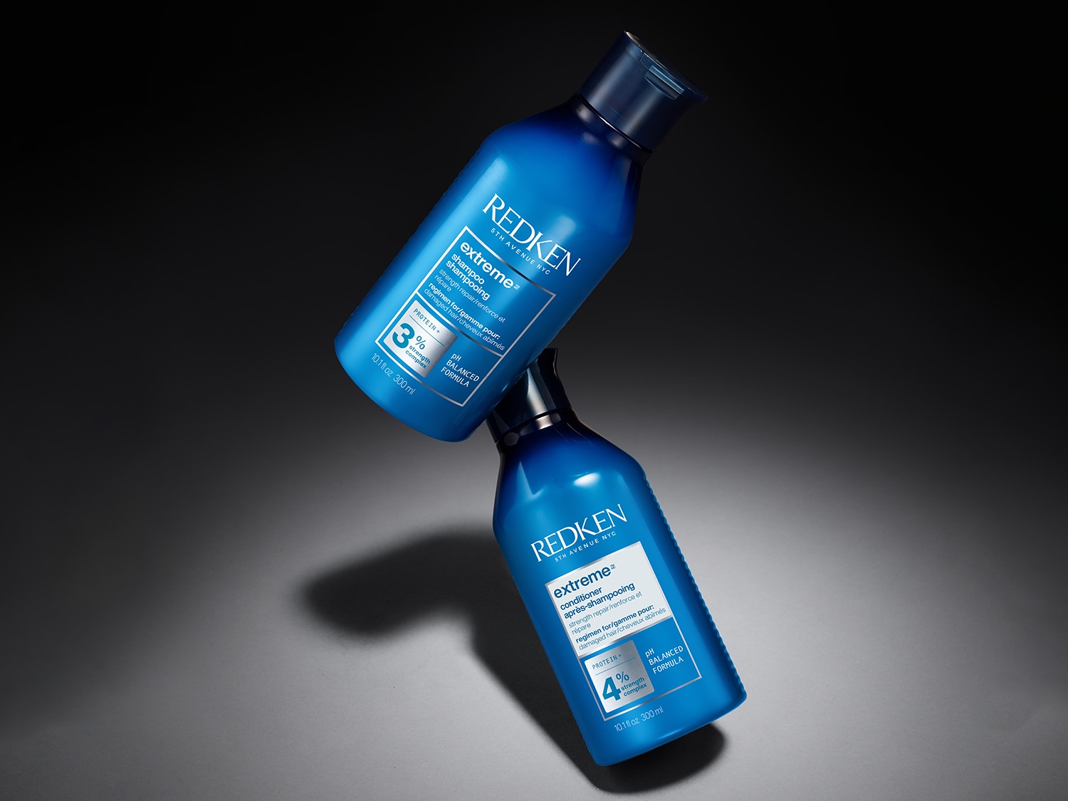 Voici deux bouteilles bleues de Redken Extreme : un shampooing avec un complexe de force de 3 % et un revitalisant avec un complexe de force de 4 % pour les cheveux abîmés.