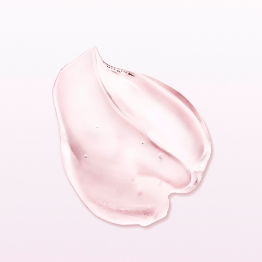 Nahaufnahme eines transparenten, rosafarbenen Gels mit glänzender Textur, das auf einer hellrosa Oberfläche verschmiert ist und eine feuchtigkeitsspendende und erfrischende Wirkung suggeriert.
