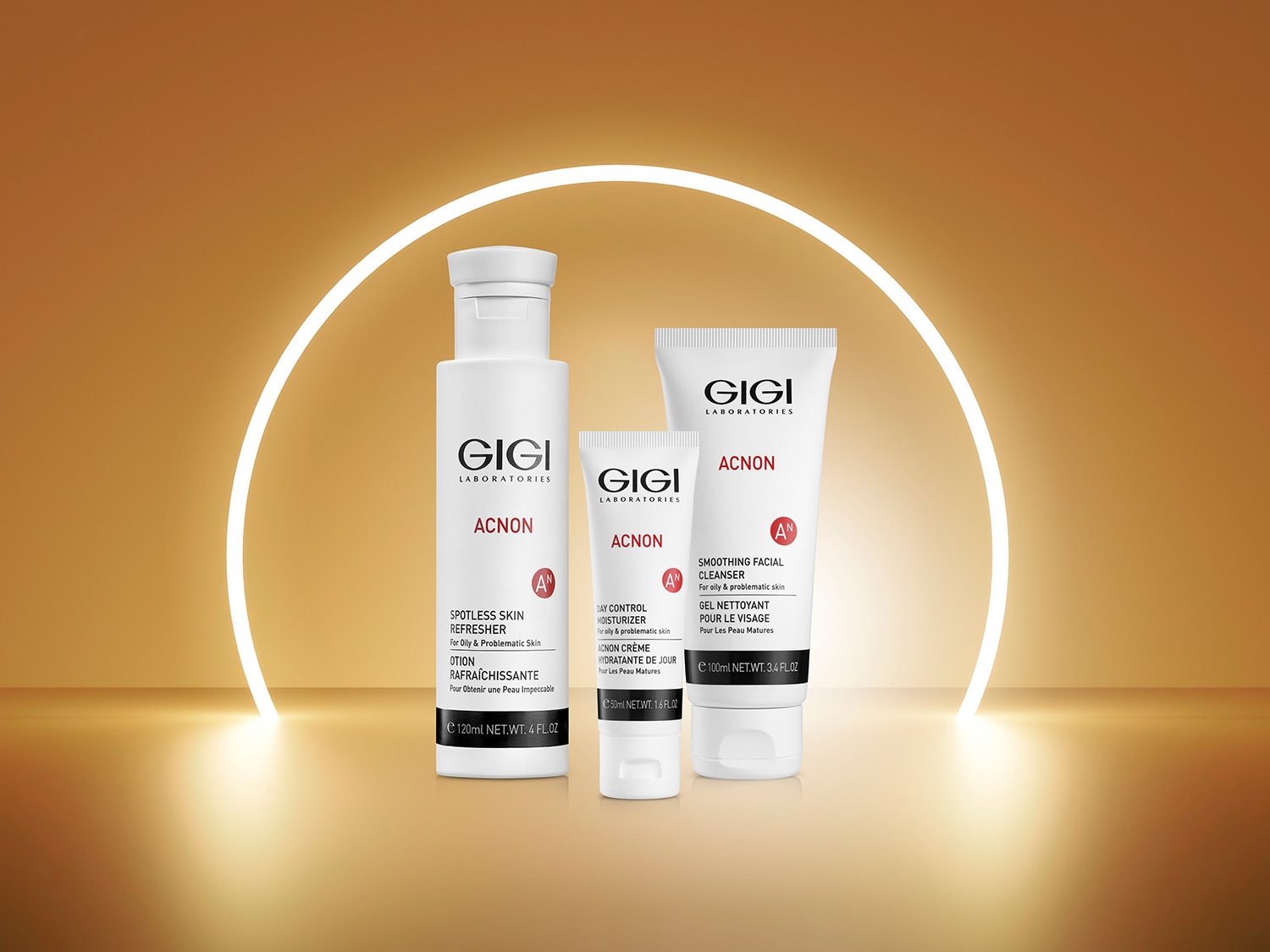 Na złotym tle, trzy białe butelki produktów do pielęgnacji skóry Gigi Laboratories ACNON: tonik, krem nawilżający i żel oczyszczający, idealne dla cery tłustej i problematycznej.