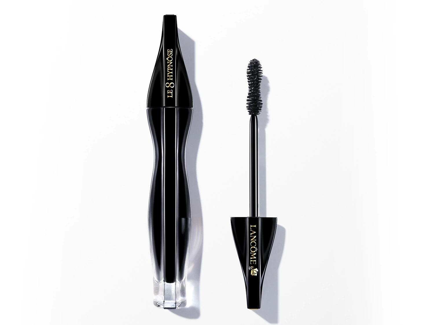 Die Lancôme Le 8 Hypnôse Mascara in einer eleganten, schwarz-transparenten Verpackung mit einer Bürste für präzises Auftragen.