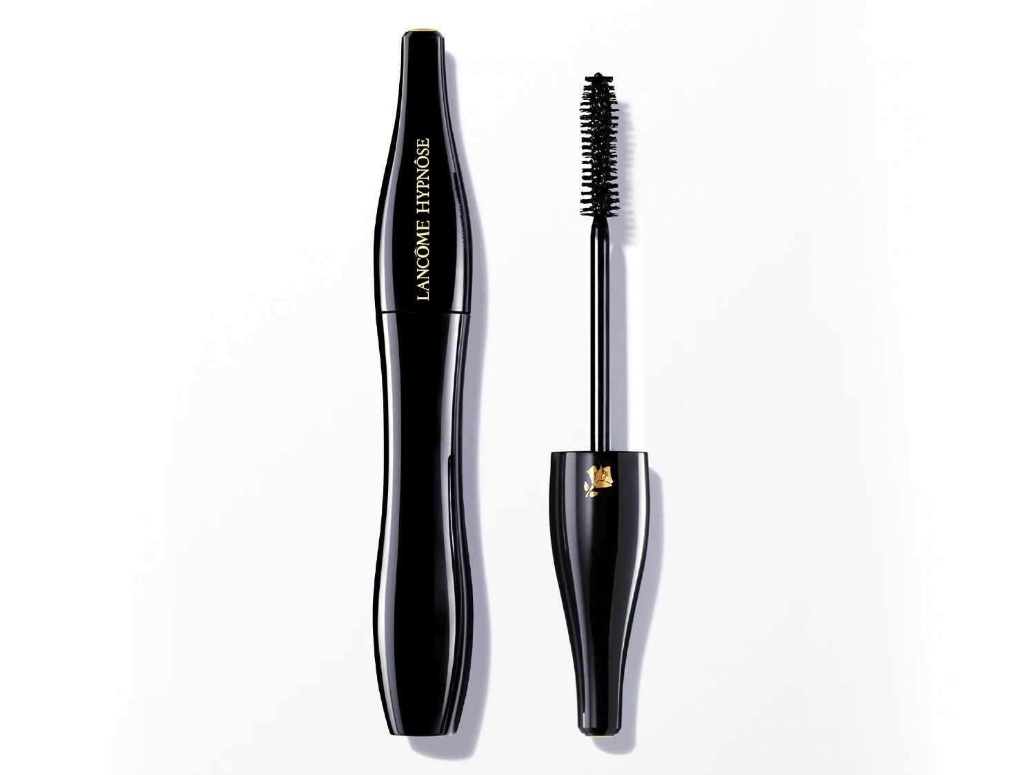 Lancôme Hypnôse Mascara in tiefschwarzer Verpackung mit goldenen Akzenten und dem ikonischen Rosenlogo, präsentiert mit Bürste für voluminöse Wimpern.