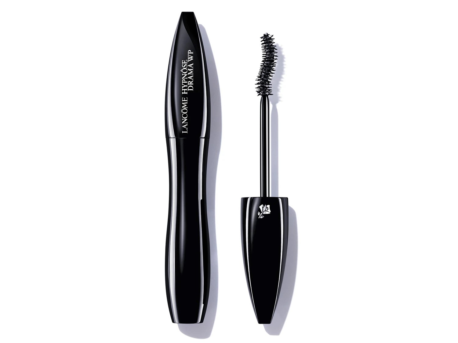 Lancôme Hypnôse Drama WP Mascara in einer glänzenden, schwarzen Verpackung mit einer konisch zulaufenden Bürste für dramatisches Volumen.