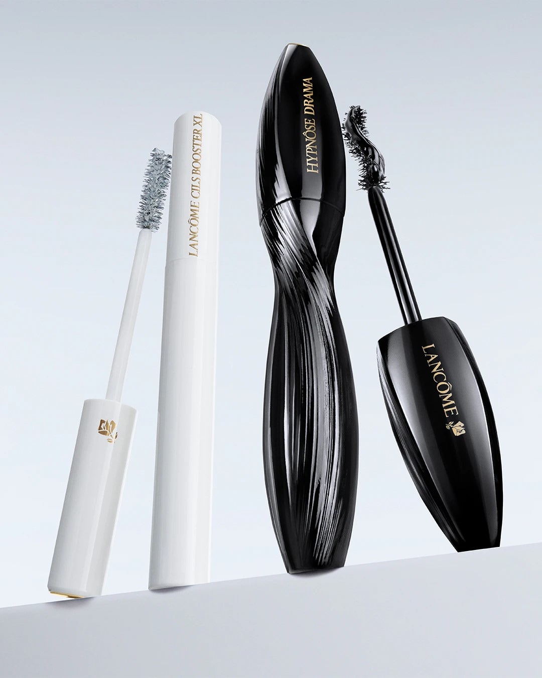 Verleihen Sie Ihren Wimpern mit Lancôme Hypnôse Drama Mascara in einer eleganten schwarzen Verpackung und Cils Booster XL eine Extraportion Volumen.