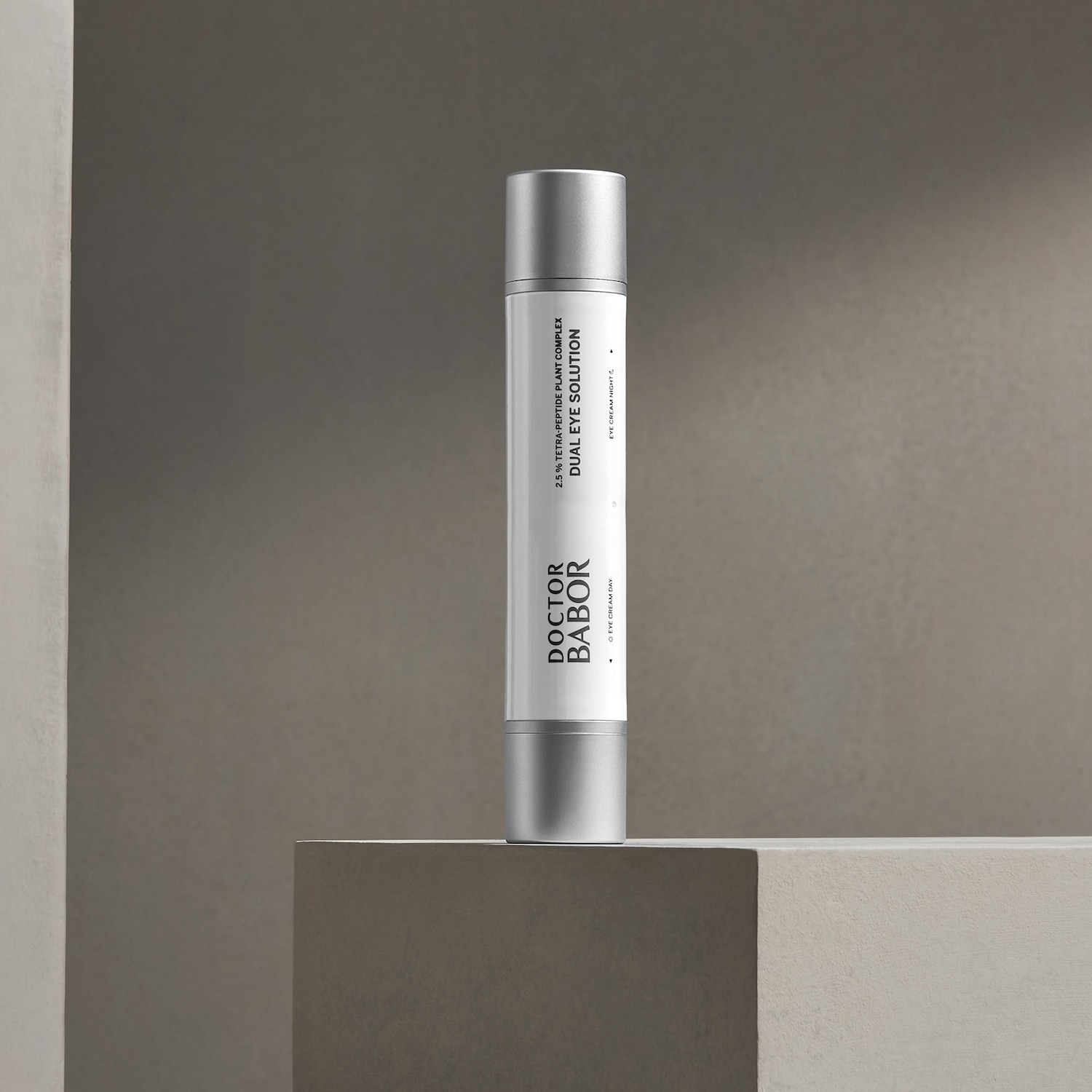 Krem pod oczy Doctor Babor Dual Eye Solution w srebrno-białym opakowaniu zawiera 2,5% kompleksu tetrapeptydowego, przeznaczony do stosowania na dzień i na noc.