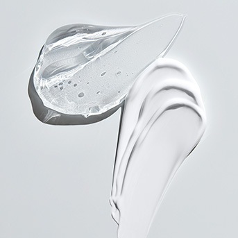 Primo piano di due campioni di prodotto: uno è un gel trasparente e l'altro è una crema bianca e lucida.