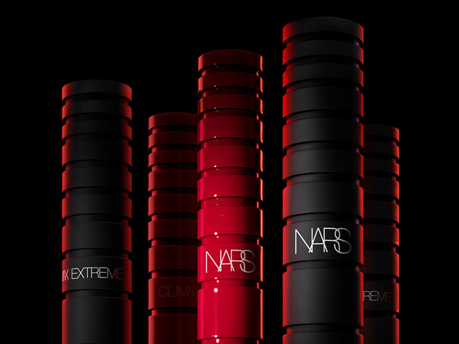 Esplora la collezione NARS: mascara nero opaco e rosso lucido impilati, un'icona di bellezza e stile.