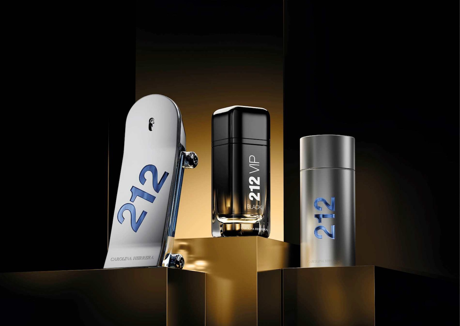 Három Carolina Herrera 212 illat látható: egy ezüst színű gördeszka alakú, egy fekete téglalap alakú és egy szürke henger alakú.