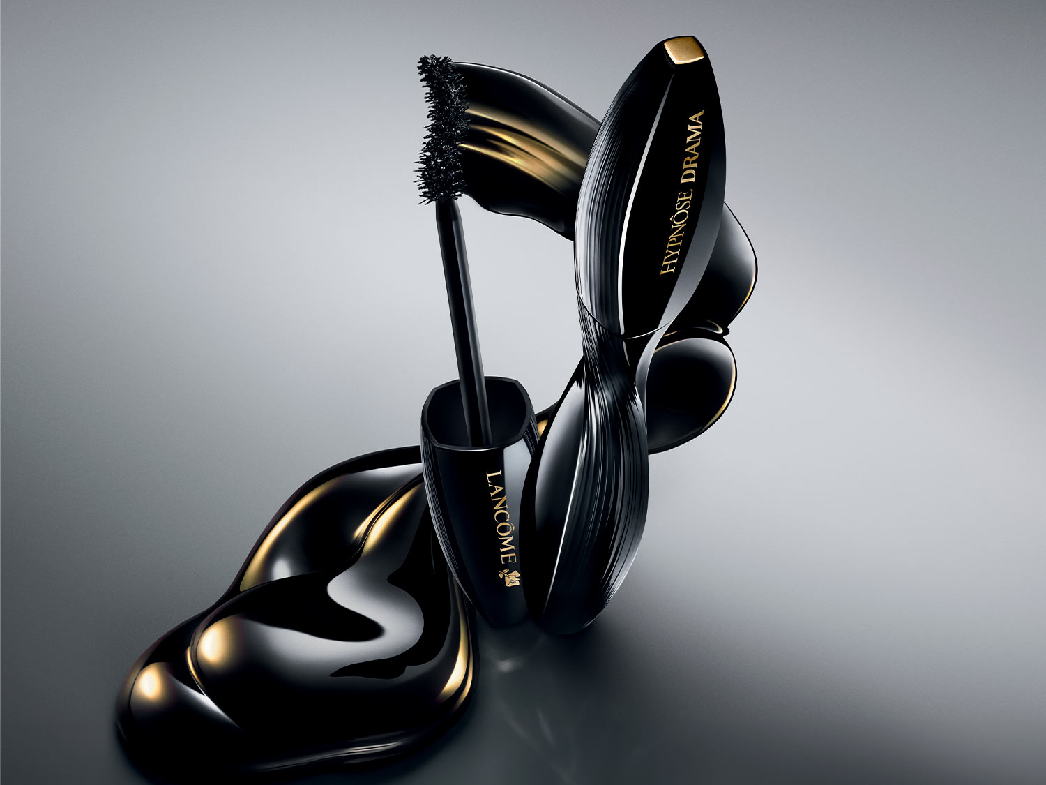 Čierna riasenka Lancôme Hypnôse Drama s otvoreným aplikátorom a kvapkou čiernej farby.