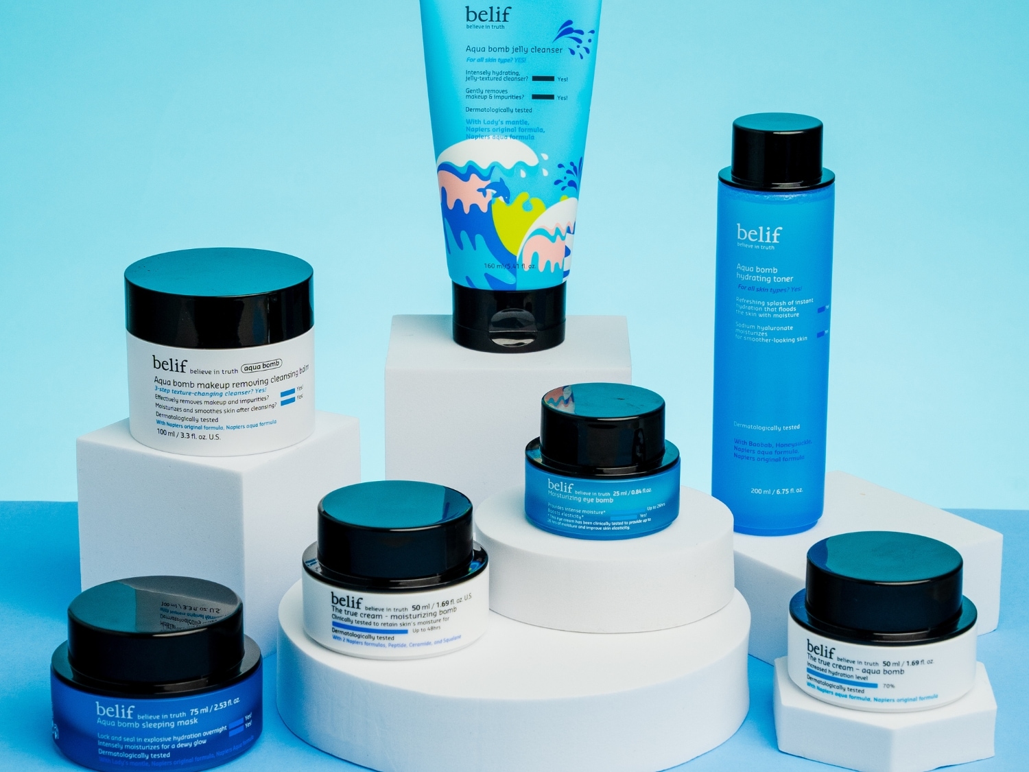 Kolekcja kosmetyków Belif Aqua Bomb, w tym żel oczyszczający, tonik nawilżający, krem nawilżający, maska na noc i krem pod oczy, zapewniające intensywne nawilżenie i pielęgnację skóry.