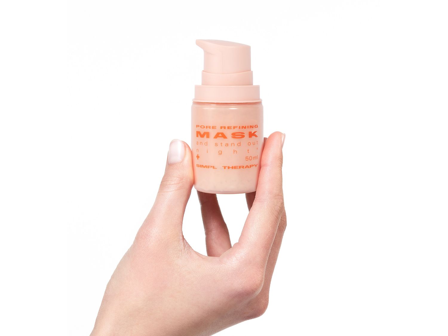 Detailní pohled na pleťovou masku v světle růžovém balení s pumpičkou, která slibuje zjemnění pórů a objem 50 ml.