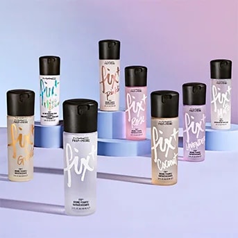 A MAC Fix+ Prep+Prime permetek gyűjteménye különböző illatokban, mint például a kókusz és a rózsa, mindegyik elegáns, átlátszó palackban, fekete kupakkal.