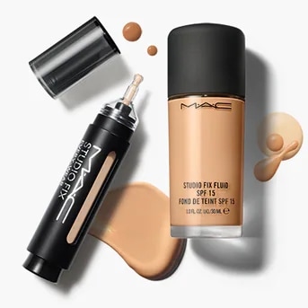 A MAC Studio Fix alapozó és korrektor látható, melyek matt fekete csomagolásban vannak, és SPF 15-ös faktorszámúak, a folyékony alapozó világos bézs színű.