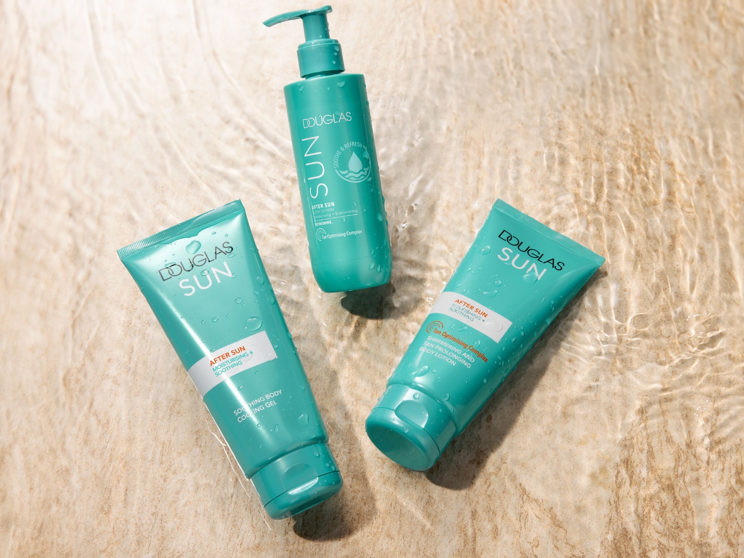 Trzy turkusowe produkty Douglas Sun After Sun, w tym balsam do ciała, żel chłodzący i balsam brązujący, leżą w płytkiej wodzie, gotowe ukoić i odświeżyć skórę po opalaniu.